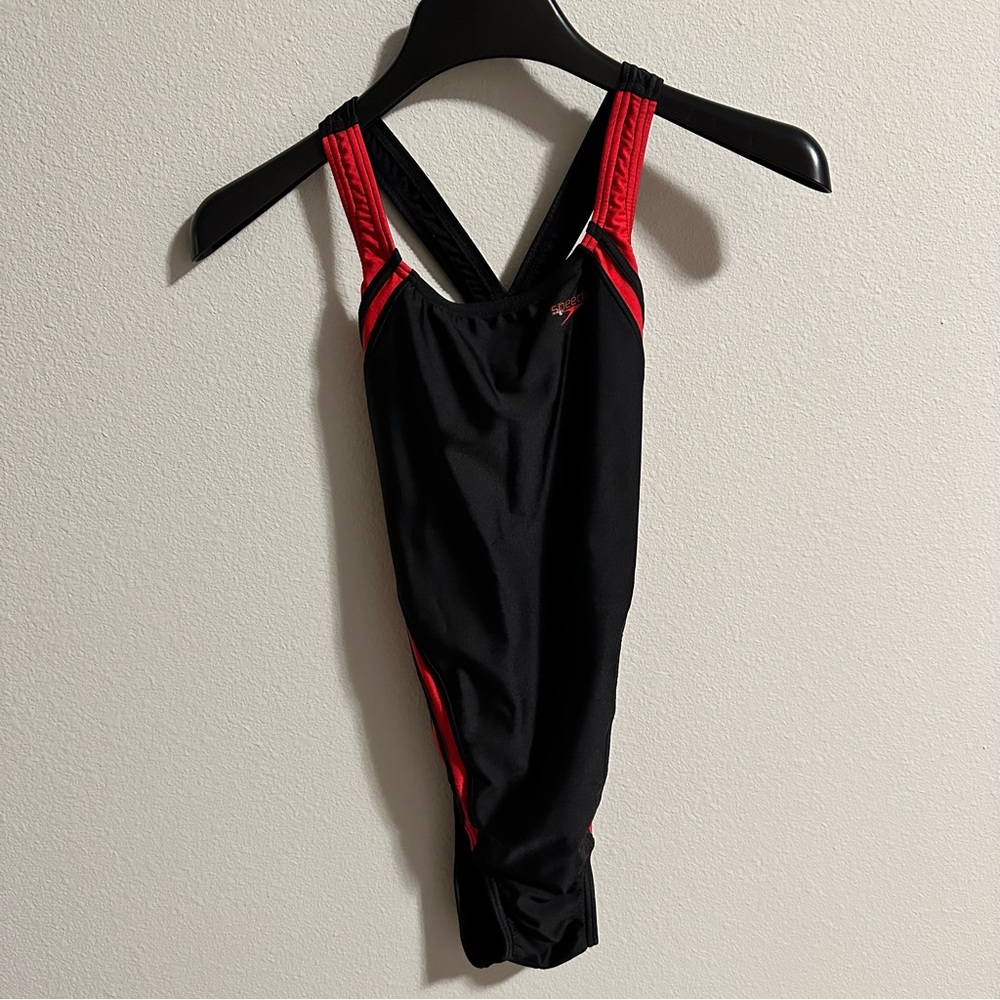 Speedo swimming suit in excellent condition size 8/34